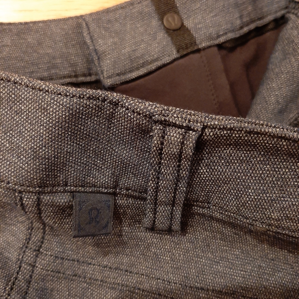 Lululemon 40 Iron Blue Pants (measures 42.5x33)